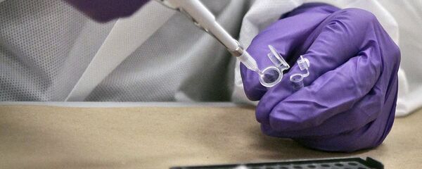 Взятие анализа для проведения ДНК теста Взятие анализа для проведения ДНК теста - Sputnik Узбекистан