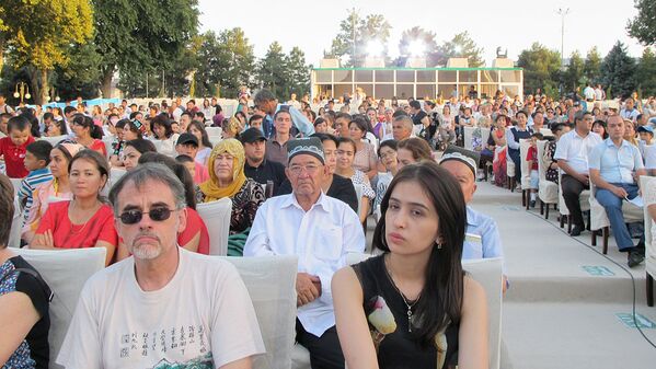 Зрители на фестивале Шарк тароналари - Sputnik Узбекистан