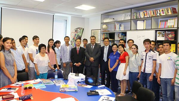 В Национальной библиотеке Узбекистана в рамках проекта Window on Korea состоялась церемония передачи книг в дар - Sputnik Узбекистан