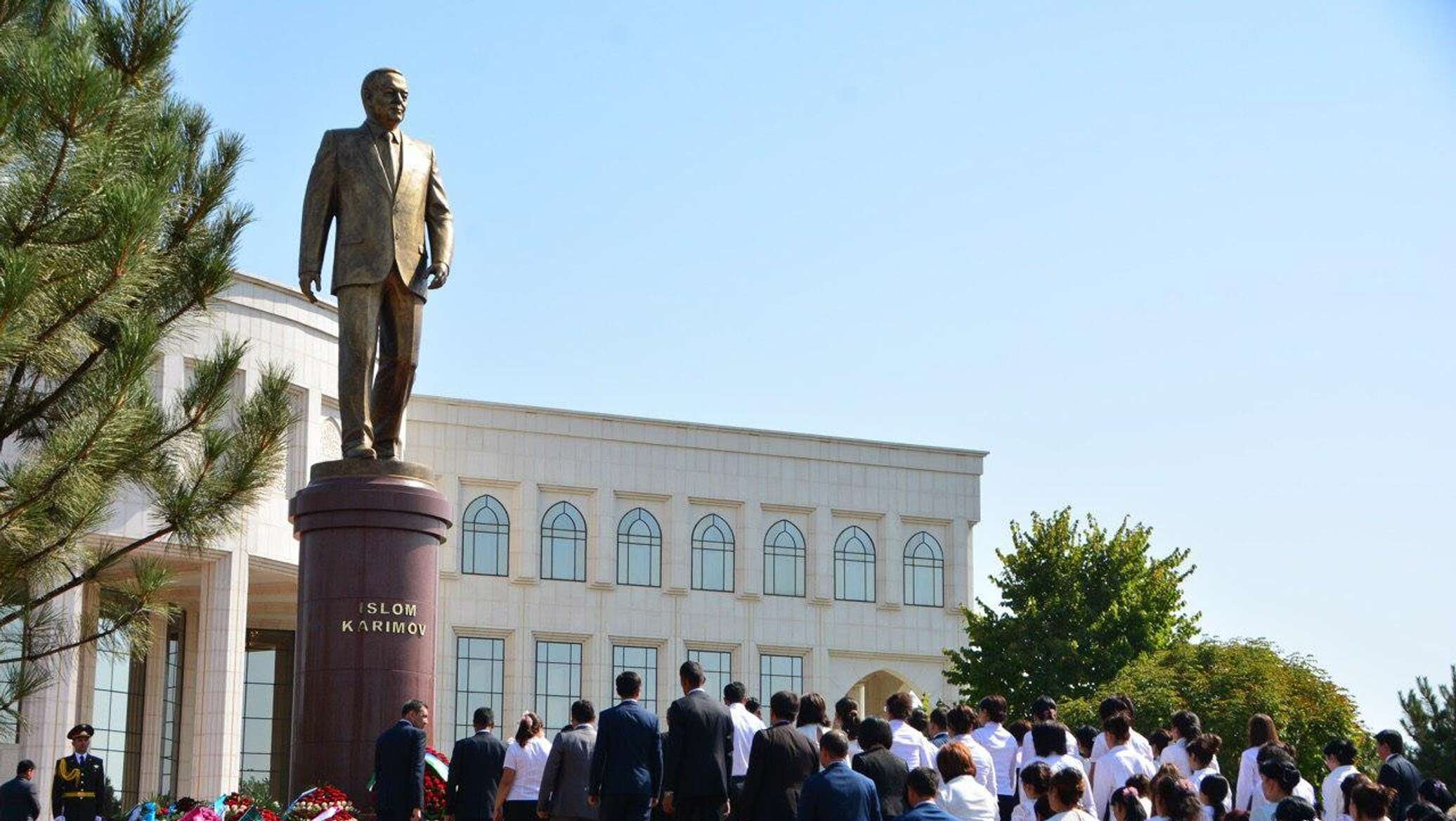 В ташкенте открыли. Памятник исламу Каримову в Ташкенте. Памятник Каримову в Самарканде. Памятник Ислама Каримова в Самарканде. Каримов в Оксарой.