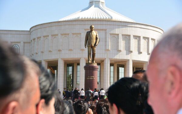 В Ташкенте открыли памятник первому Президенту Узбекистана Исламу Каримову - Sputnik Узбекистан