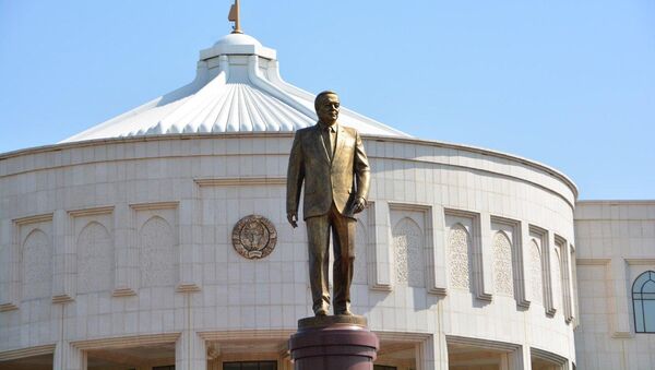 V Tashkente otkrыli pamyatnik pervomu Prezidentu Uzbekistana Islamu Karimovu - Sputnik Oʻzbekiston