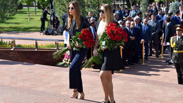 Возложение цветов к памятнику первому президенту Узбекистана Исламу Каримову - Sputnik Узбекистан