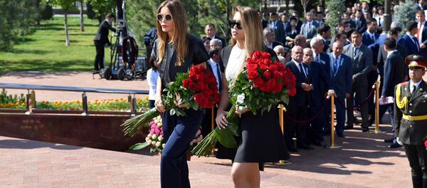 Ислом Каримов ҳайкали пойига гул қўйиш маросими - Лола Каримова жияни Имон Каримова билан Ислом Каримов ҳайкали пойига гул қўйиш маросими - Лола Каримова жияни Имон Каримова билан - Sputnik Ўзбекистон