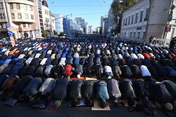 Несмотря на толпы верующих на улицах Москвы, поучаствовать в праздничной молитве смогли не все, некоторых мусульман не отпустили с работы - Sputnik Узбекистан