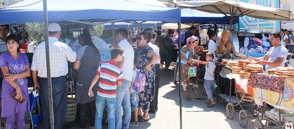 Люди на рынке в Бухаре Люди на рынке в Бухаре - Sputnik Ўзбекистон