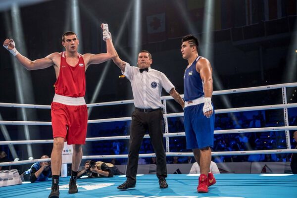 Узбекский боксер Санжар Турсунов на чемпионате мира по боксу - Sputnik Узбекистан