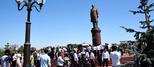 В центре Самарканда открыли памятник Исламу Каримову В центре Самарканда открыли памятник Исламу Каримову - Sputnik Узбекистан
