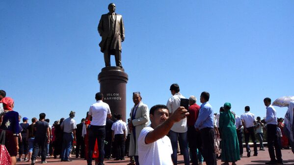 В центре Самарканда открыли памятник Исламу Каримову. Монумент установлен в сквере возле площади Регистан, неподалеку от дома, где родился и вырос первый президент - Sputnik Узбекистан