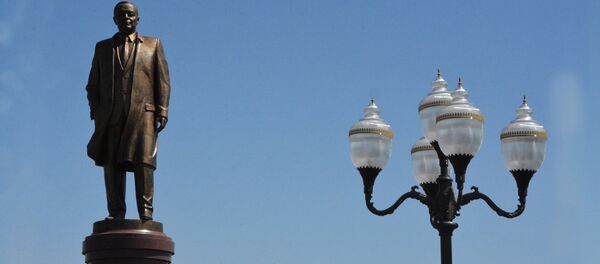 В центре Самарканда открыли памятник Исламу Каримову - Sputnik Узбекистан