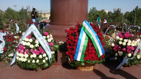 У памятника первому президенту - море живых цветок - Sputnik Узбекистан