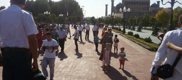 Жители Самарканда около памятника первому президенту Узбекистана Исламу Каримову Жители Самарканда около памятника первому президенту Узбекистана Исламу Каримову - Sputnik Ўзбекистон