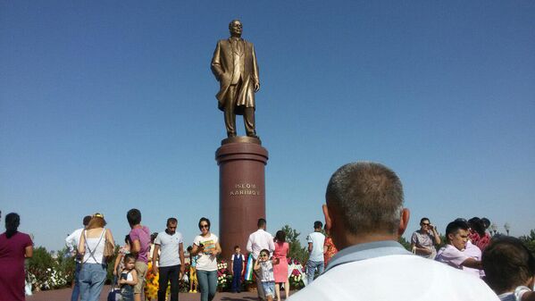 Жители Самарканда около памятника первому президенту Узбекистана Исламу Каримову - Sputnik Узбекистан