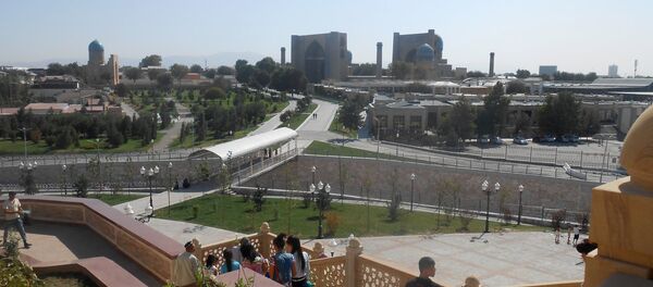 Жители Самарканда рядом с Мечетью Хазрати Хизр где похоронен первый президент Узбекистана Ислам Каримов Жители Самарканда рядом с Мечетью Хазрати Хизр где похоронен первый президент Узбекистана Ислам Каримов - Sputnik Узбекистан