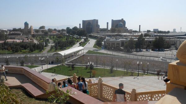 Жители Самарканда рядом с Мечетью Хазрати Хизр где похоронен первый президент Узбекистана Ислам Каримов - Sputnik Узбекистан