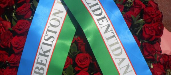 Цветы у памятника первому президенту Узбекистана Исламу Каримову Цветы у памятника первому президенту Узбекистана Исламу Каримову - Sputnik Ўзбекистон