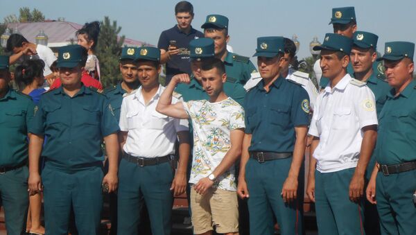 Uzbekskie militsioneri radom s pamatnikom Islamu Karimovu - Sputnik O‘zbekiston