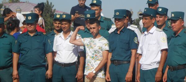 Узбекские милиционеры рядом с памятником Исламу Каримову Узбекские милиционеры рядом с памятником Исламу Каримову - Sputnik Ўзбекистон