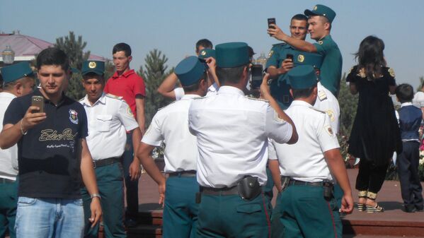Узбекские милиционеры рядом с памятником Исламу Каримову - Sputnik Узбекистан