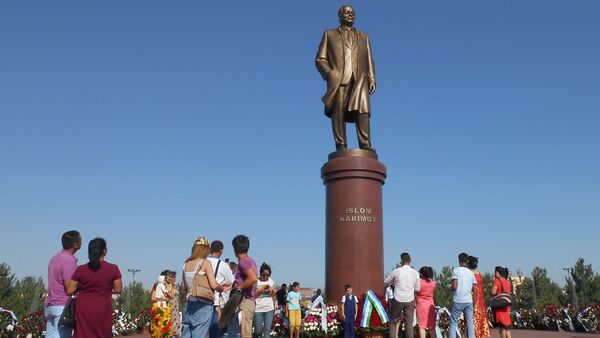 Жители Самарканда около памятника первому президенту Узбекистана Исламу Каримову - Sputnik Узбекистан