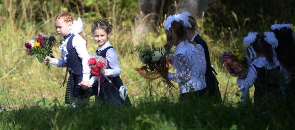 Ученики в День знаний - Sputnik Узбекистан