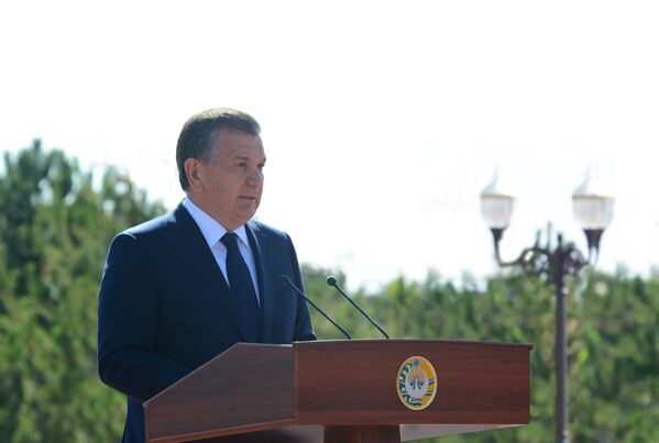 Шавкат Мирзиёев на церемонии открытия памятника Исламу Каримову в Самарканде - Sputnik Узбекистан