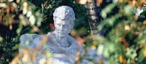 Памятник С.Есенину в Константиново Памятник С.Есенину в Константиново - Sputnik Узбекистан