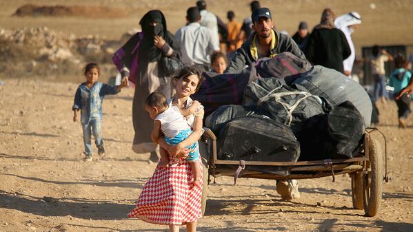 Сирийские беженцы перевозят вещи, возвращаются в Сирию после пересечения иорданской границы в районе города Насиб, в Южной провинции Дараа - Sputnik Узбекистан
