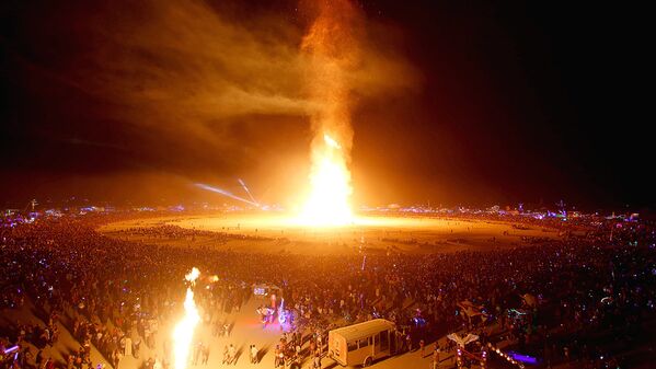 Около 70 тысяч человек со всего мира собрались на ежегодном музыкальном фестивале Горящий человек в пустыне Блэк-рок штата Невада (США) - Sputnik Узбекистан