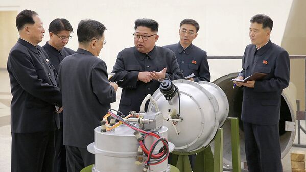 Северокорейский лидер Ким Чен Ын дает указания относительно программы ядерного оружия - Sputnik Узбекистан