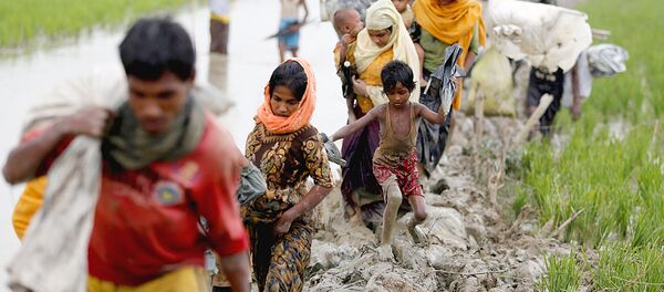 Беженцы пересекают границу Бангладеш-Мьянма - Sputnik Ўзбекистон