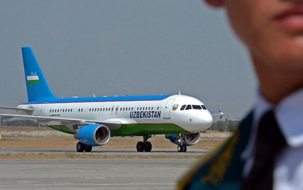 Самолет президента Узбекистана Шавката Мирзиёева во время визита в Кыргызстан - Sputnik Узбекистан