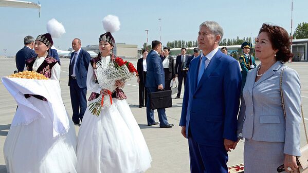Президент Кыргызстана Алмазбек Атамбаев с супругой встречают Шавката Мирзиёева - Sputnik Узбекистан