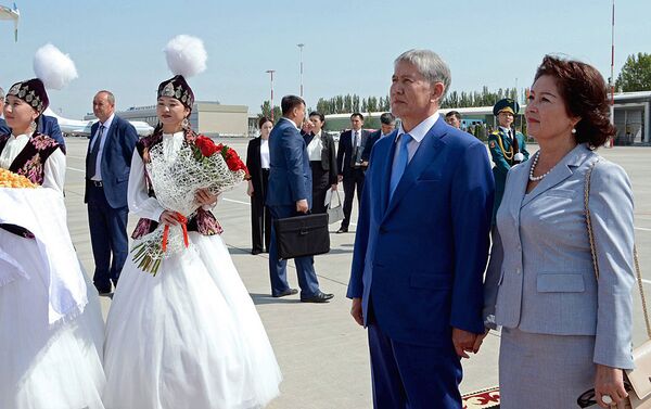 Президент Кыргызстана Алмазбек Атамбаев с супругой во время встречи Президента Узбекистана Шавката Мирзиёева в аэропорту Манас - Sputnik Узбекистан