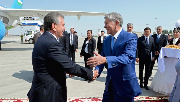 Президент Кыргызстана Алмазбек Атамбаев и президент Узбекистана Шавкат Мирзиёев во время торжественной встречи в аэропорту Манас - Sputnik Узбекистан