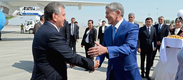 Президент Кыргызстана Алмазбек Атамбаев и президент Узбекистана Шавкат Мирзиёев во время торжественной встречи в аэропорту Манас Президент Кыргызстана Алмазбек Атамбаев и президент Узбекистана Шавкат Мирзиёев во время торжественной встречи в аэропорту Манас - Sputnik Узбекистан