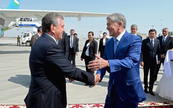 Президент Кыргызстана Алмазбек Атамбаев и Президент Узбекистана Шавкат Мирзиёев во время торжественной встречи в аэропорту Манас - Sputnik Узбекистан