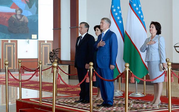 Президент Кыргызстана Алмазбек Атамбаев и Президент Узбекистана Шавкат Мирзиёев - Sputnik Узбекистан