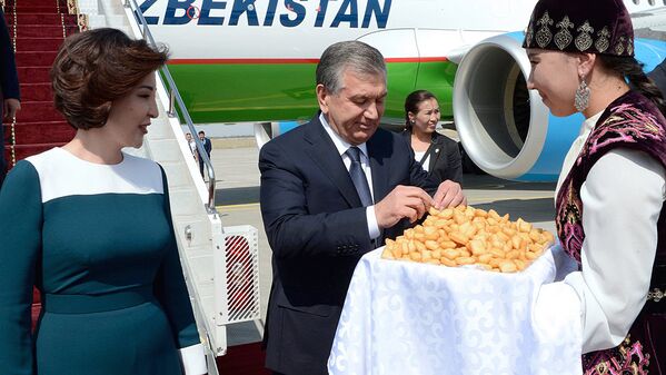 Президент Узбекистана Шавкат Мирзиёев прибыл в Кыргызстан с государственным визитом - Sputnik Узбекистан