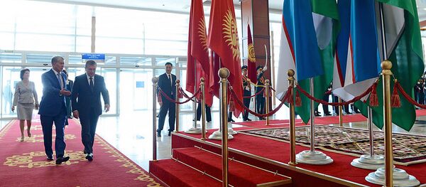 Президент Кыргызстана Алмазбек Атамбаев и Президент Узбекистана Шавкат Мирзиёев - Sputnik Узбекистан