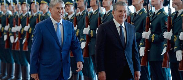 Президент Кыргызстана Алмазбек Атамбаев и Президент Узбекистана Шавкат Мирзиёев Президент Кыргызстана Алмазбек Атамбаев и Президент Узбекистана Шавкат Мирзиёев - Sputnik Ўзбекистон