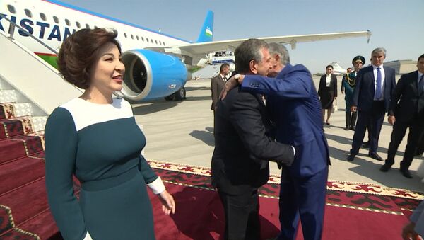 Президенты обнимались и улыбались — как Атамбаев встретил Мирзиёева - Sputnik Ўзбекистон