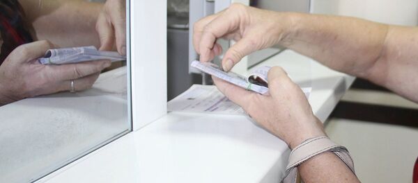 Тошкентдаги Ўзбекистон Миллий банки филиали валюта айрибошлаш шохобчасида банкноталарни санаётган аёл - Sputnik Ўзбекистон