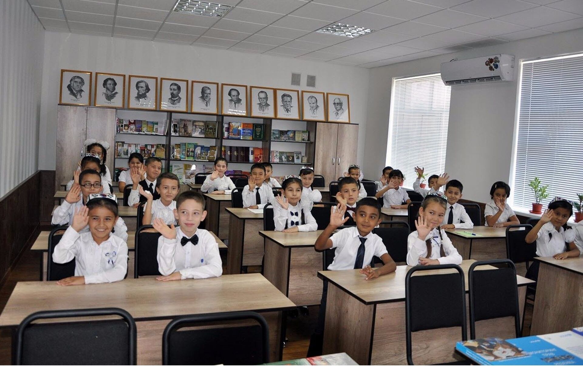 Образование в Узбекистане. Узбекская школа. Школьники Узбекистана. Дети в школе Узбекистан.