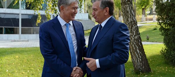 Президент Кыргызстана Алмазбек Атамбаев в ходе встречи с президентом Узбекистана Шавката Мирзиёева, прибывшим в КР с государственным визитом Президент Кыргызстана Алмазбек Атамбаев в ходе встречи с президентом Узбекистана Шавката Мирзиёева, прибывшим в КР с государственным визитом - Sputnik Ўзбекистон