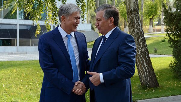 Prezident Kirgizstana Almazbek Atambayev v xode vstrechi s prezidentom Uzbekistana Shavkata Mirziyoyeva, pribivshim v KR s gosudarstvennim vizitom - Sputnik O‘zbekiston
