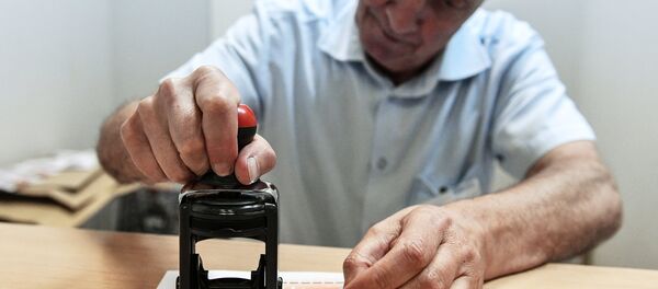 Мужчина ставит печать на почтовый конверт - Sputnik Узбекистан