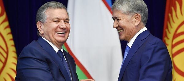 Президент Кыргызстана Алмазбек Атамбаев и глава Узбекистана Шавкат Мирзиёев Президент Кыргызстана Алмазбек Атамбаев и глава Узбекистана Шавкат Мирзиёев - Sputnik Узбекистан