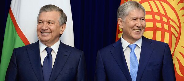 Президент Кыргызстана Алмазбек Атамбаев и Президент Узбекистана Шавкат Мирзиёев Президент Кыргызстана Алмазбек Атамбаев и Президент Узбекистана Шавкат Мирзиёев - Sputnik Ўзбекистон