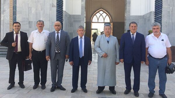 Презентация книги Коран подаренной председателем Верховного Меджлиса Нахичеванской Автономной Республики Азербайджана Васифом Талыбовым Презентация книги Коран подаренной председателем Верховного Меджлиса Нахичеванской Автономной Республики Азербайджана Васифом Талыбовым - Sputnik Узбекистан